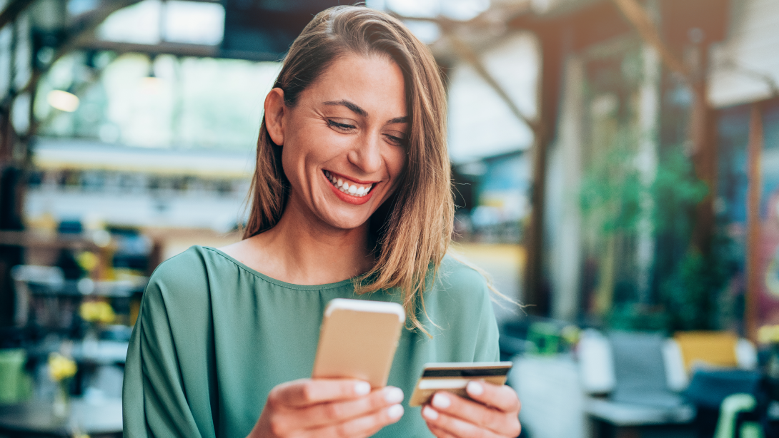 Femme avec une carte bancaire